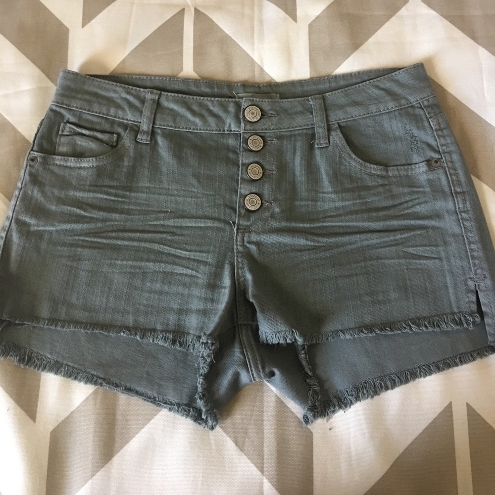 Gray button up front Jean shorts!