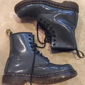 Dr. Martens gray patent lamper leather boots!