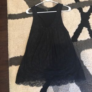 Sleeveless v-neck top.