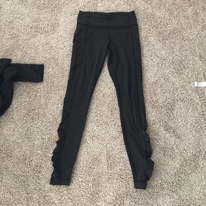 Black lulu lemon leggings with side pockets