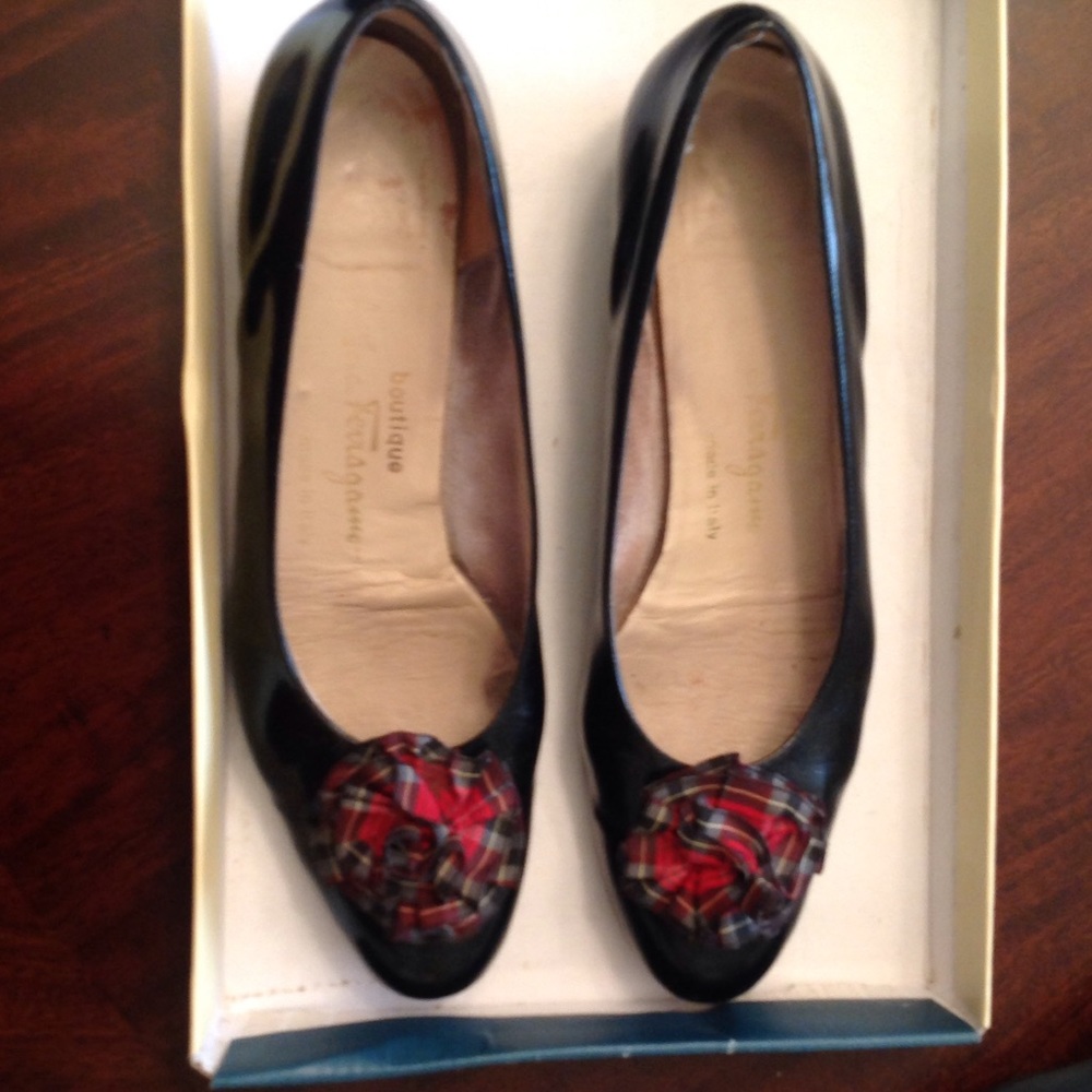 Salvatore Ferragamo vintage black flats sz 8.5aa