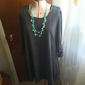 Gray dress with a button to roll up the sleeves