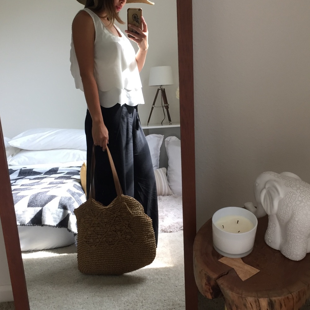 🍃 White scallop open back shirt