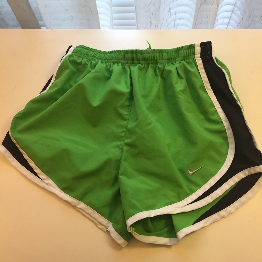 NIKE Shorts GREEN XS