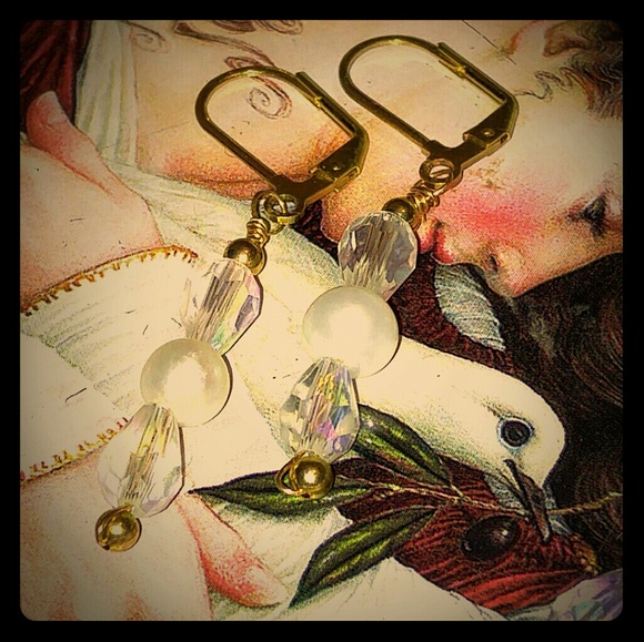 #0080 Genuine Pearl and Crystal Earrings - Picture 1 of 3