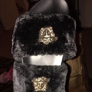 woman comfy   Versace shoe
