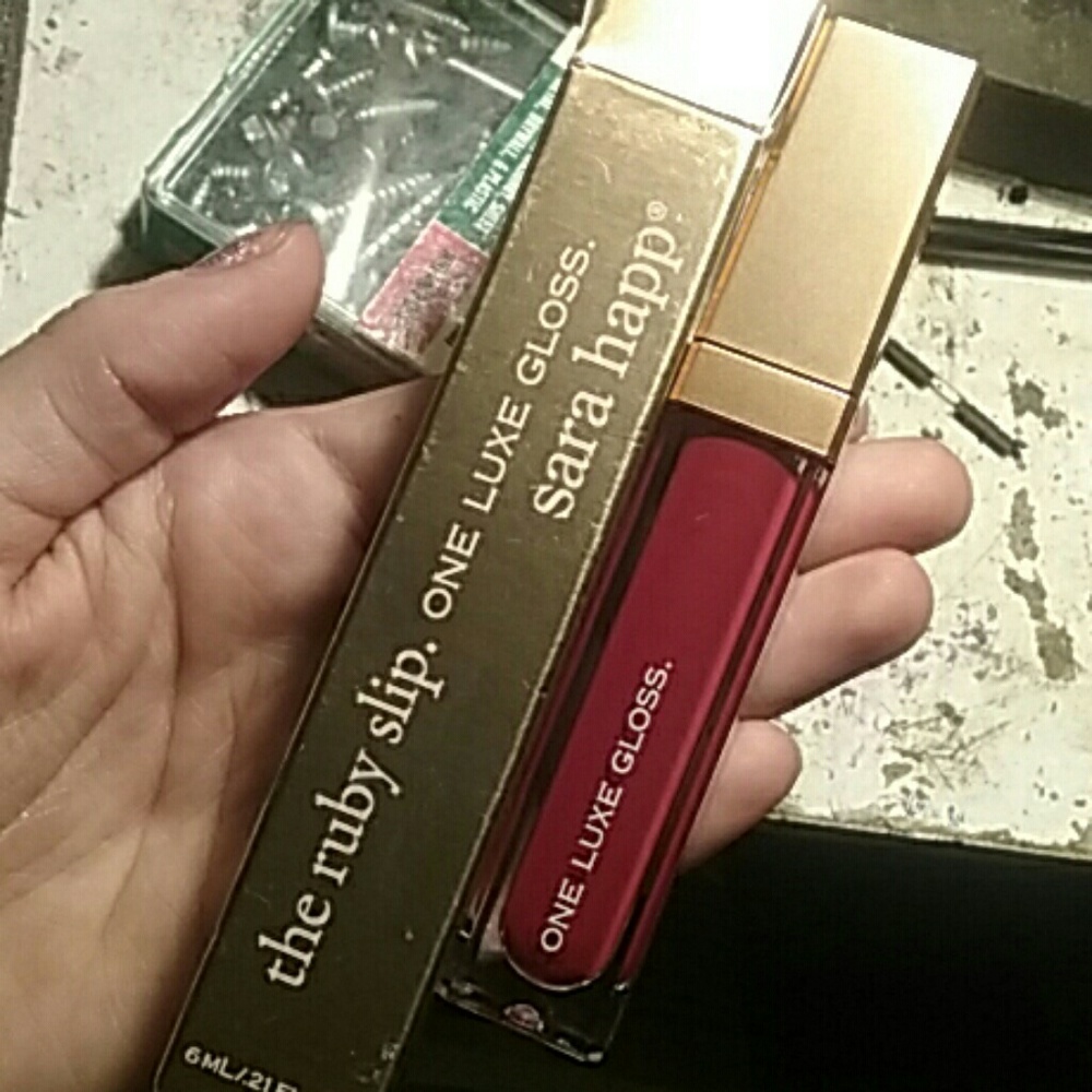 One luxe lip gloss