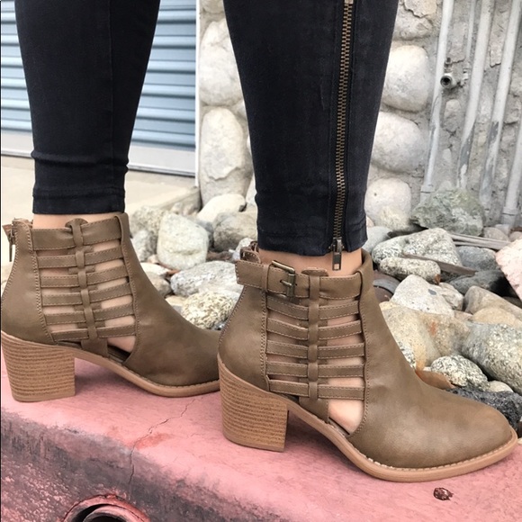 Caged Ankle Boots With Buckle - Picture 4 of 8