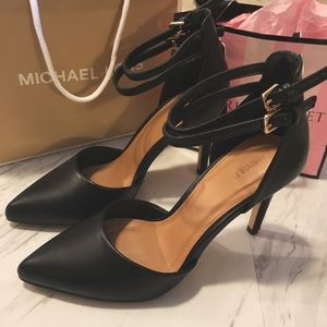 Black pointed heels Black pointed heels