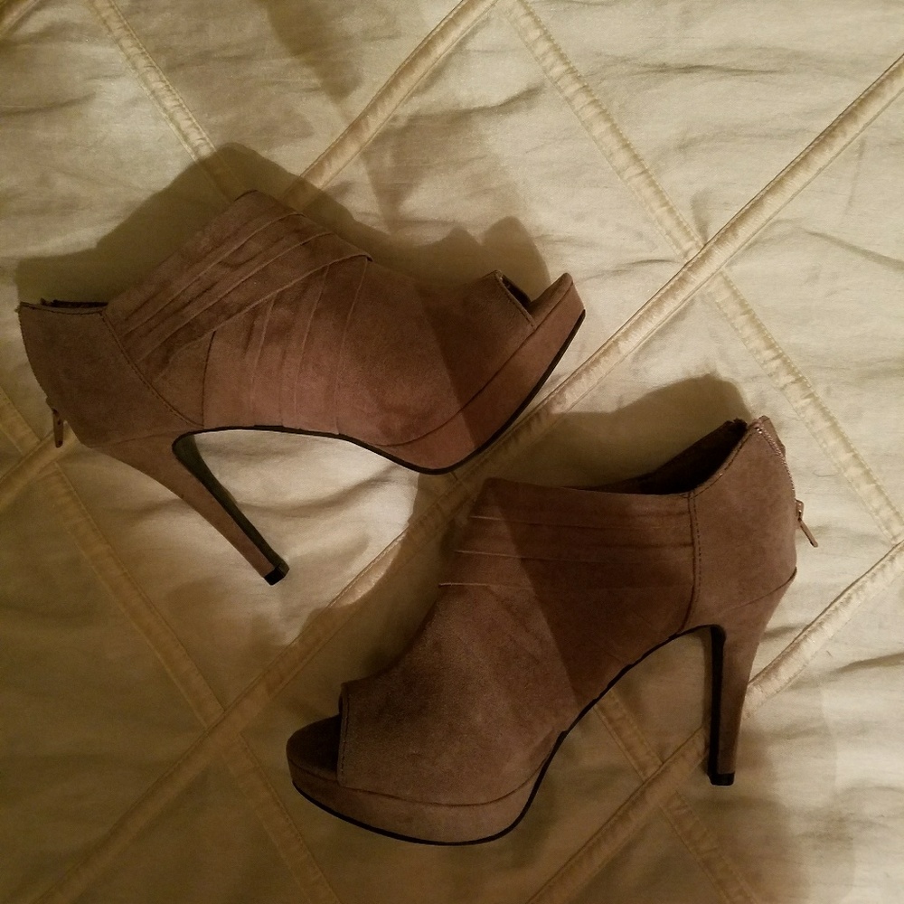 Brand new Report open toed heels