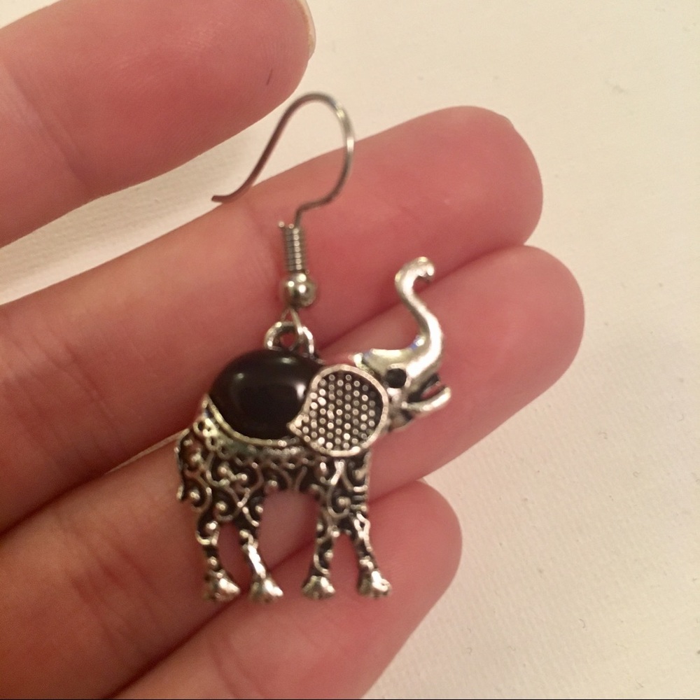 Bohemian elephant earrings in silver and black - Picture 2 of 2