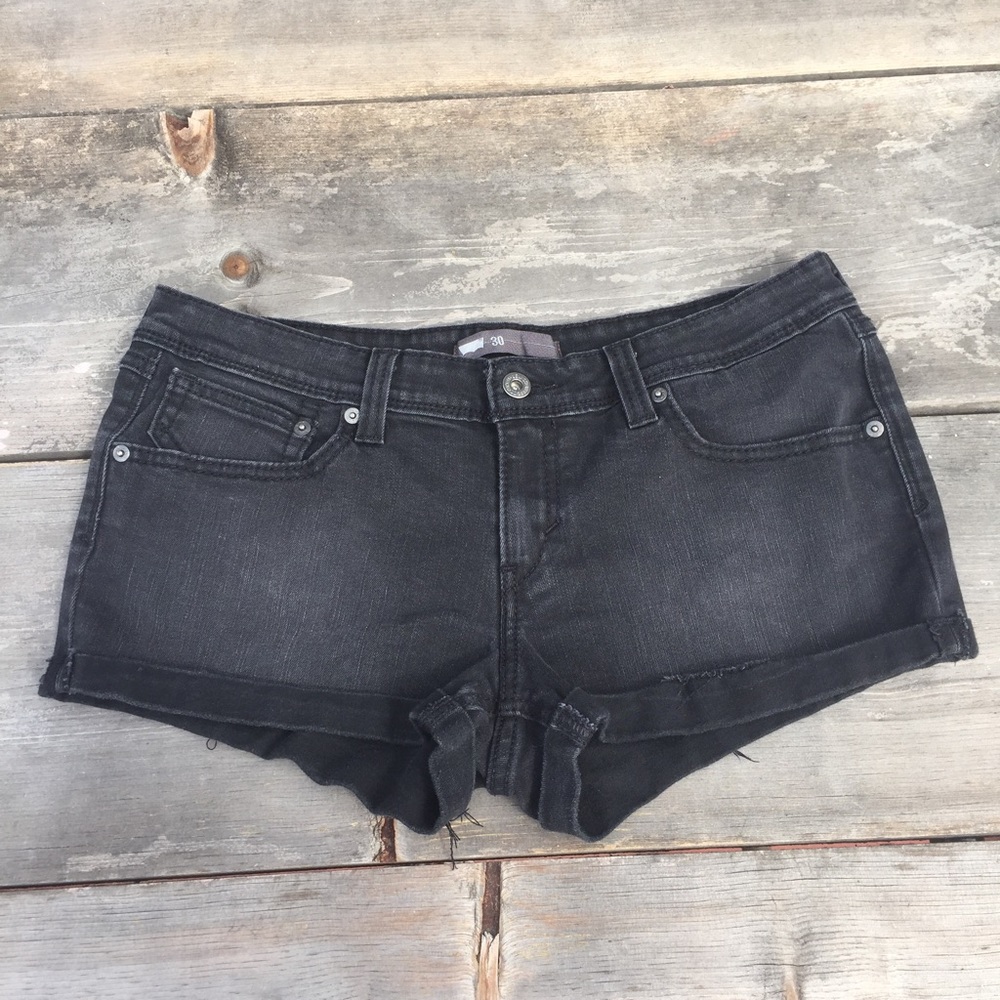 LEVIS BLACK SHORTS SZ 8 ROLLED HEM