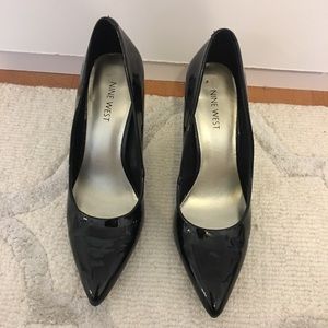 Nine West pointy toe pump