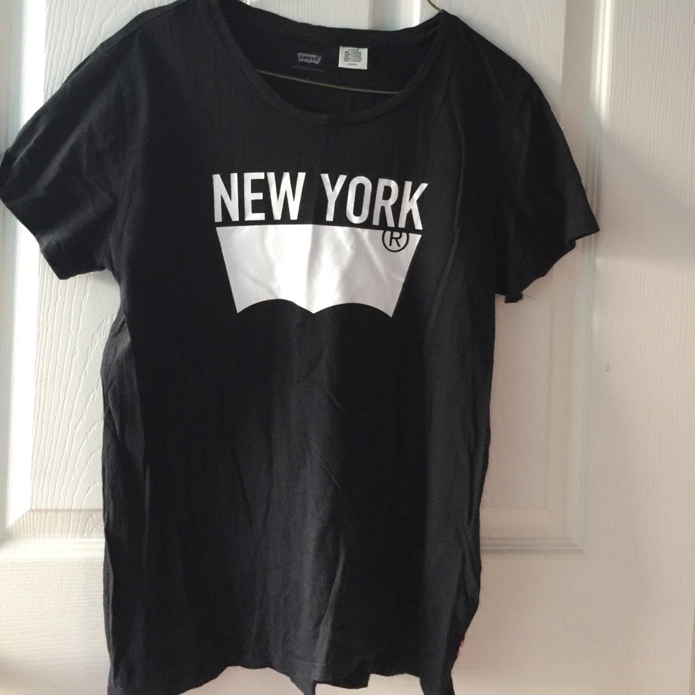 Women’s Levi’s tee
