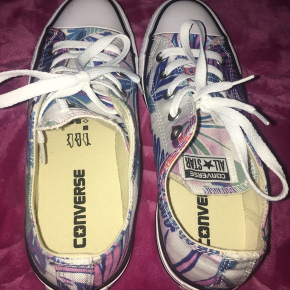 **SOLD**Converse - Picture 2 of 8