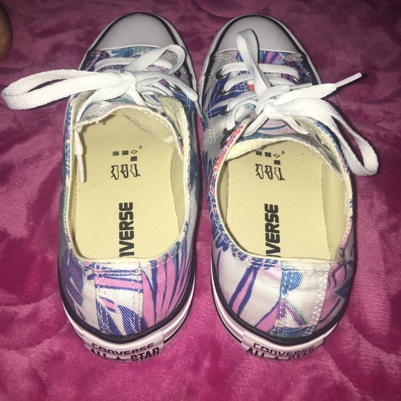 **SOLD**Converse - Picture 4 of 8