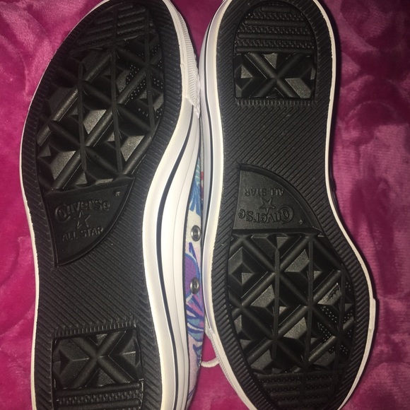 **SOLD**Converse - Picture 5 of 8