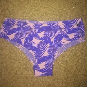 3 Vs panties size M . Also have grey and red.