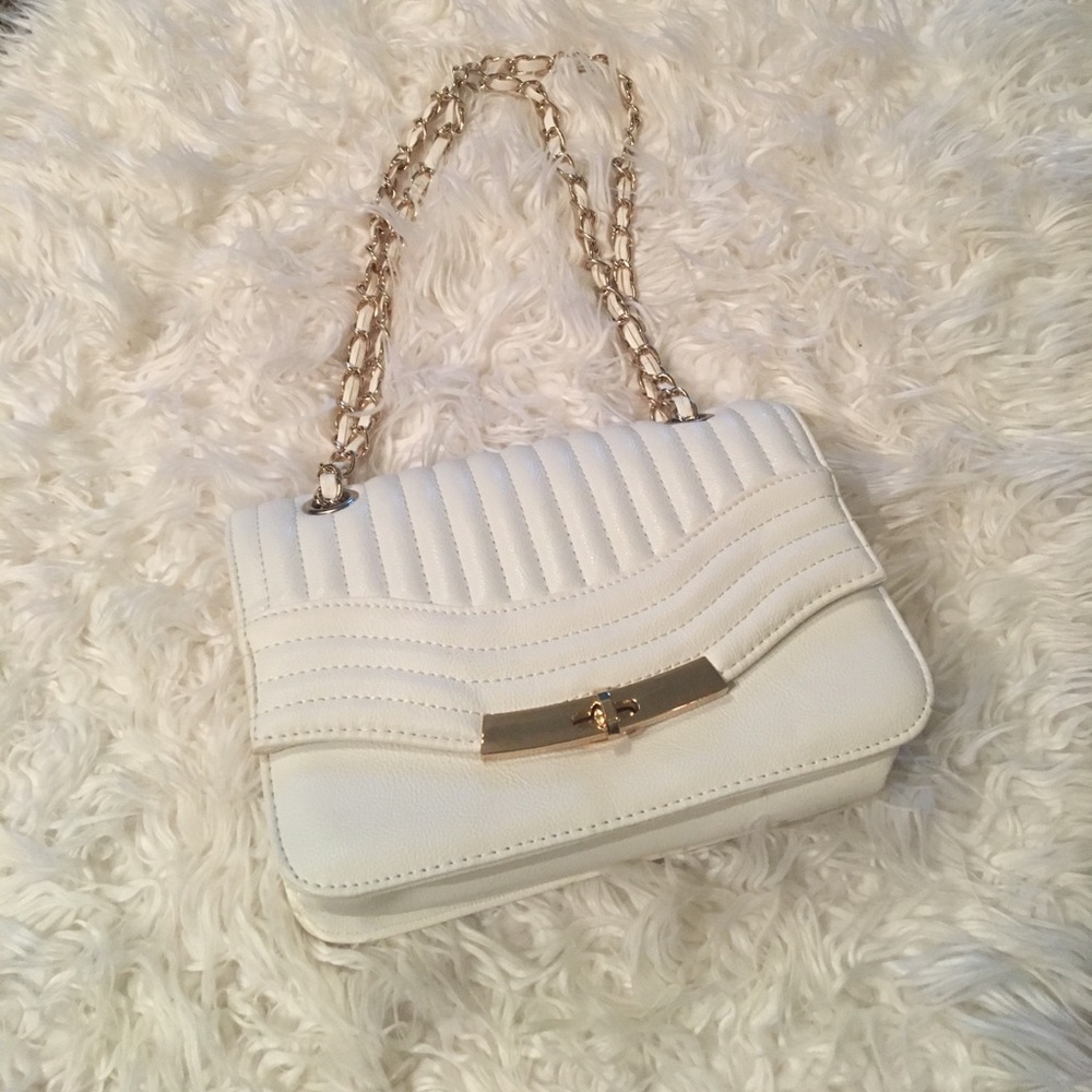 White Crossbody bag with gold chain..