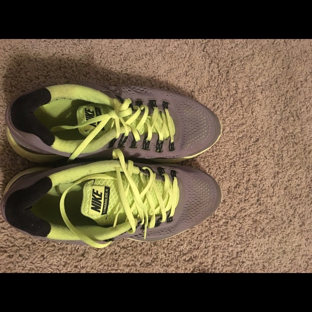 Men's tennis shoes.