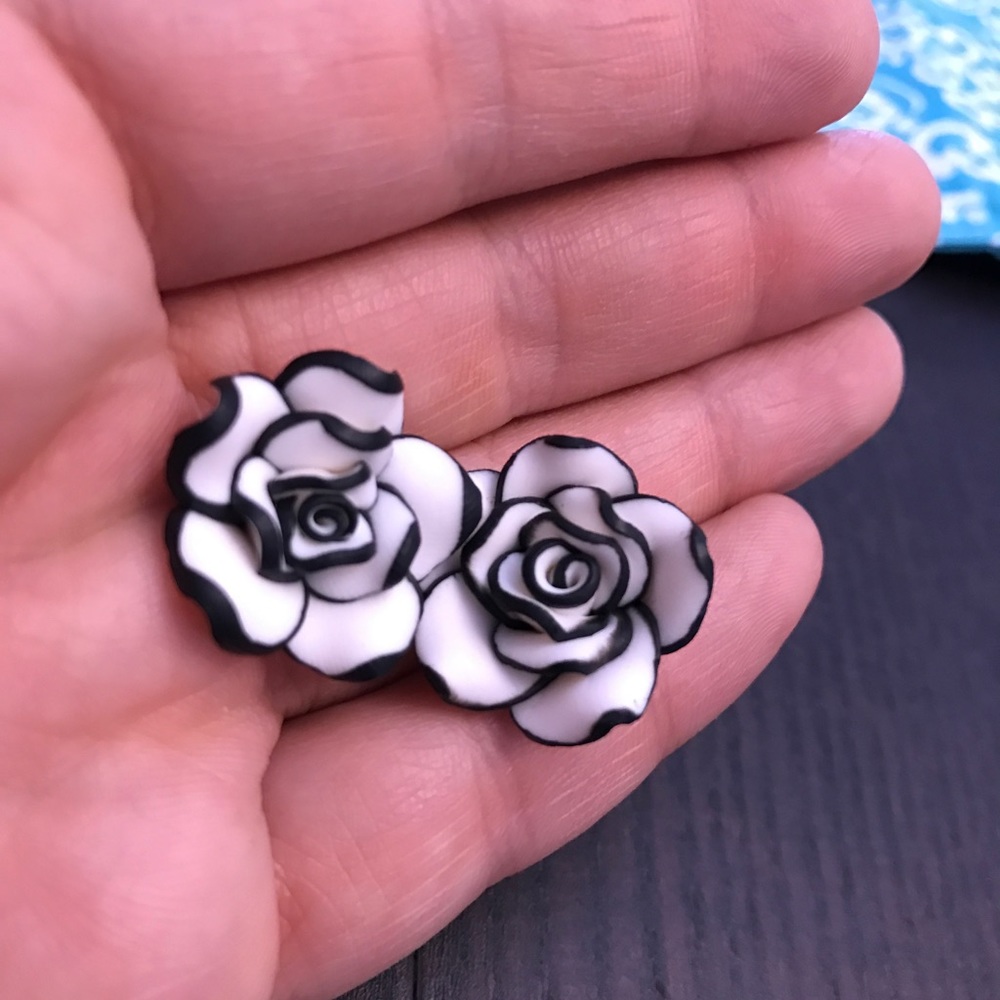 WHITE💎💙💎BLACK🌹ROSE EARRINGS🛍➕BUNDLE 4DISCOUNT - Picture 2 of 8
