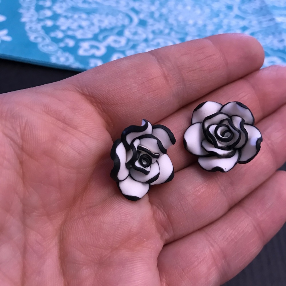 WHITE💎💙💎BLACK🌹ROSE EARRINGS🛍➕BUNDLE 4DISCOUNT - Picture 5 of 8