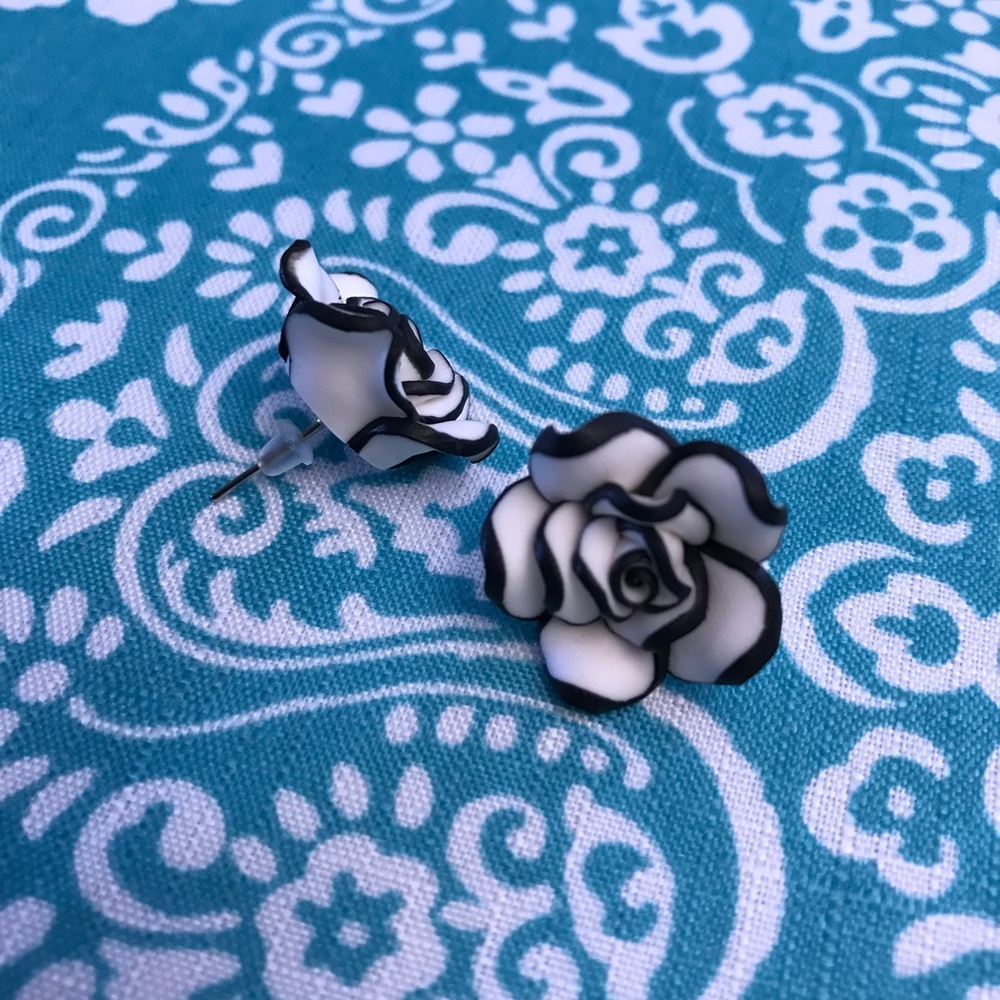WHITE💎💙💎BLACK🌹ROSE EARRINGS🛍➕BUNDLE 4DISCOUNT - Picture 6 of 8