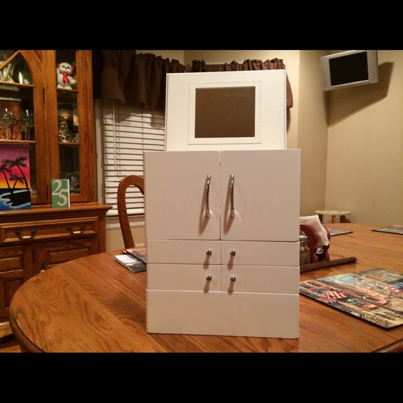 Brand New Jewelry Box.  Perfect for the holidays. - Picture 2 of 7
