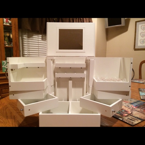 Brand New Jewelry Box.  Perfect for the holidays. - Picture 5 of 7