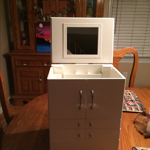 Brand New Jewelry Box.  Perfect for the holidays. - Picture 6 of 7