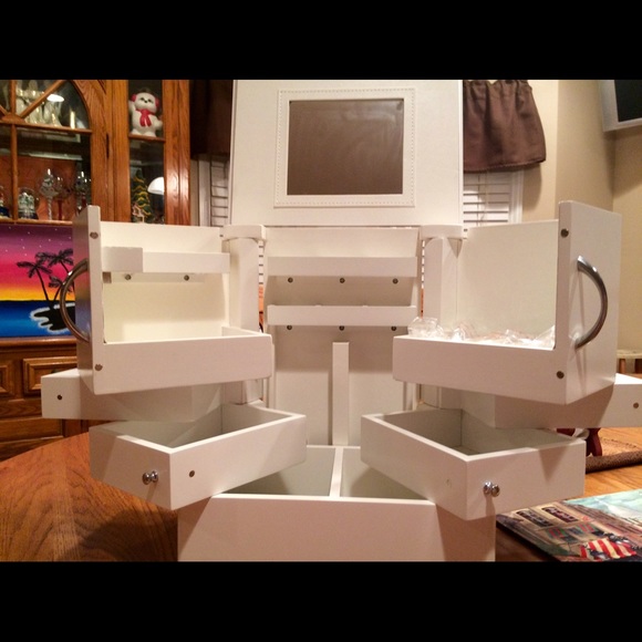 Brand New Jewelry Box.  Perfect for the holidays. - Picture 7 of 7