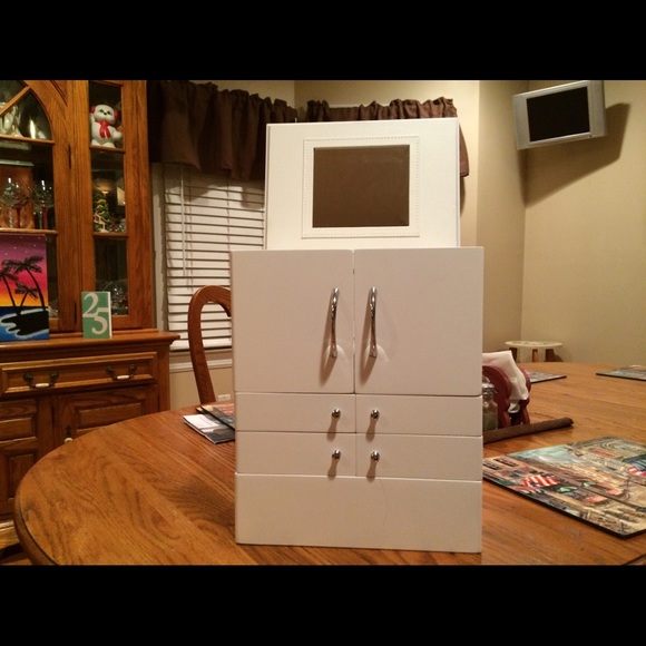Brand New Jewelry Box.  Perfect for the holidays. - Picture 4 of 7
