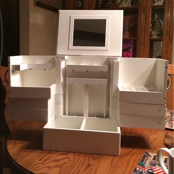 Brand New Jewelry Box.  Perfect for the holidays. - Picture 3 of 7