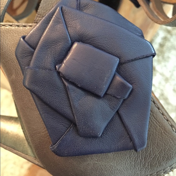L.A.M.B strappy grey heels w/ blue flower. Sz 9 - Picture 2 of 8
