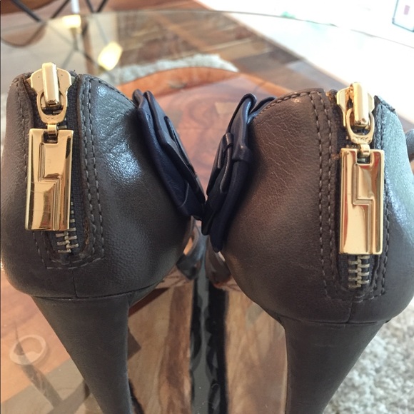 L.A.M.B strappy grey heels w/ blue flower. Sz 9 - Picture 3 of 8