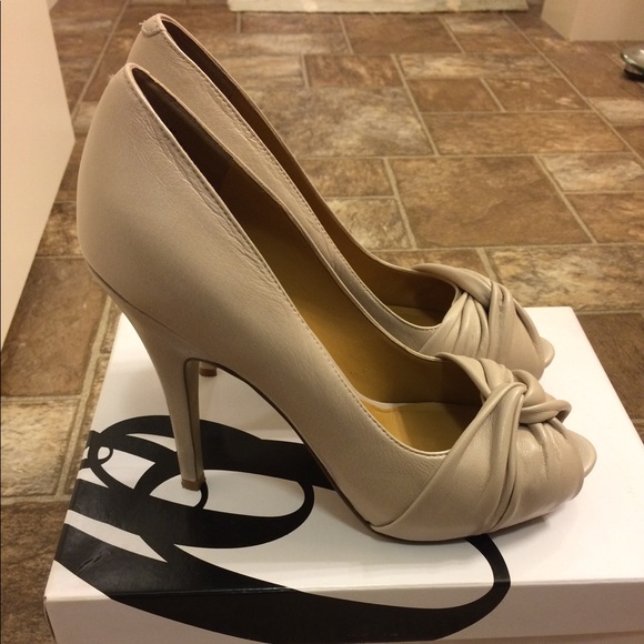 Nude/off white Nine West peep toe heel - Picture 2 of 3