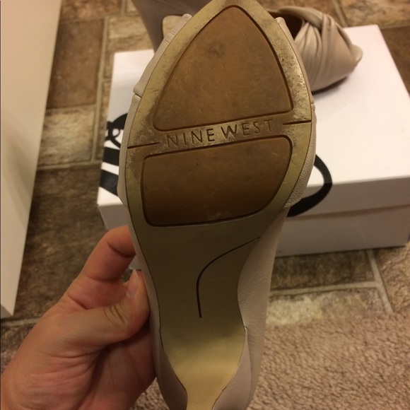 Nude/off white Nine West peep toe heel - Picture 3 of 3
