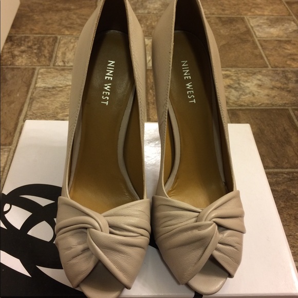 Nude/off white Nine West peep toe heel - Picture 1 of 3