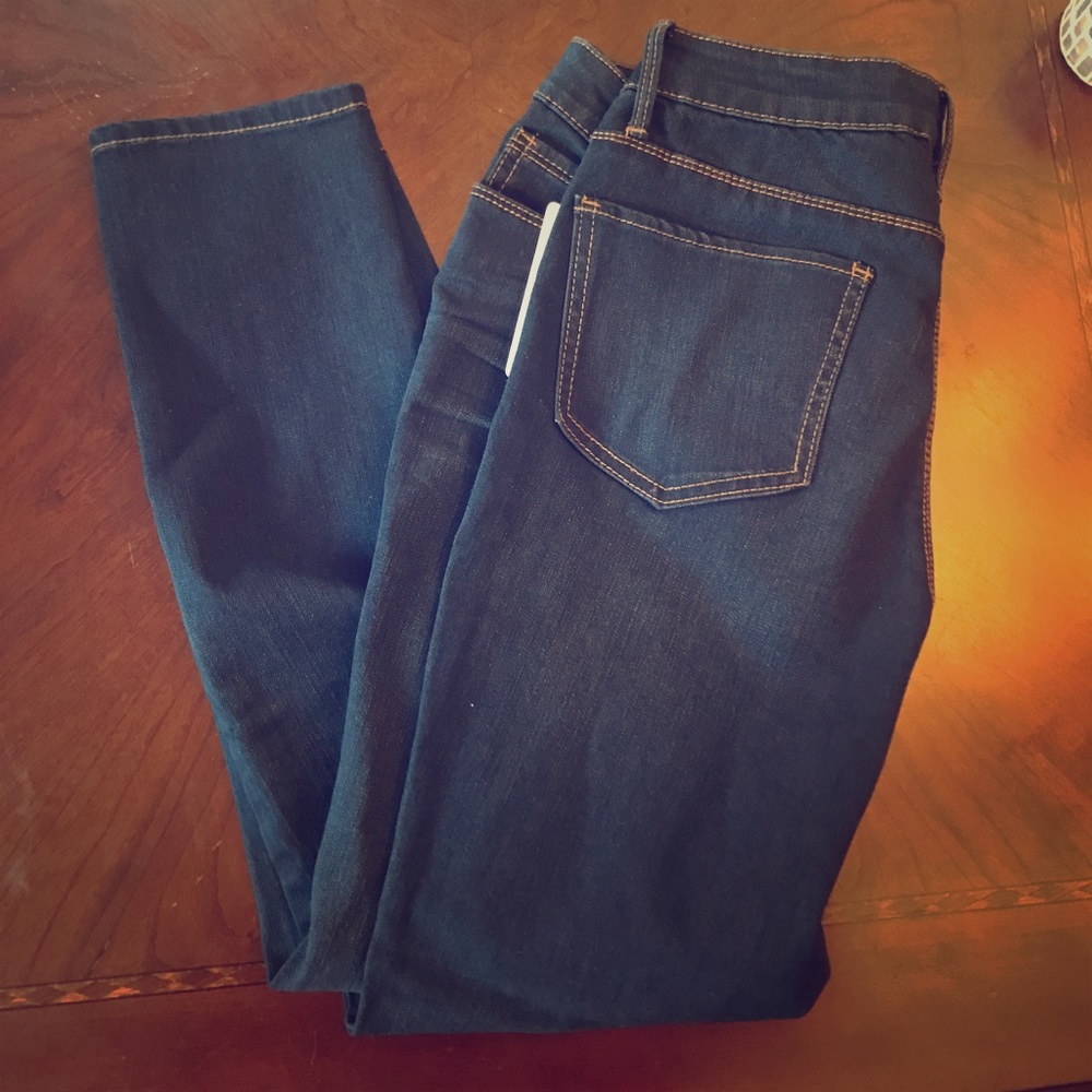 Dark wash petite skinny jeans. Brand new!!