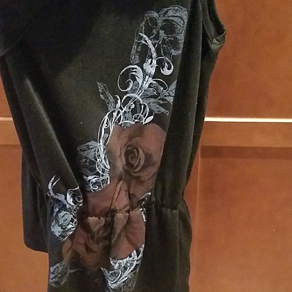 Pretty Ruffle & Roses Top - Picture 3 of 5