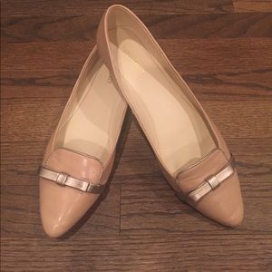 Nine West tan flats; size 9.5. Gold bow detail. Nine West tan flats; size 9.5. Gold bow detail.