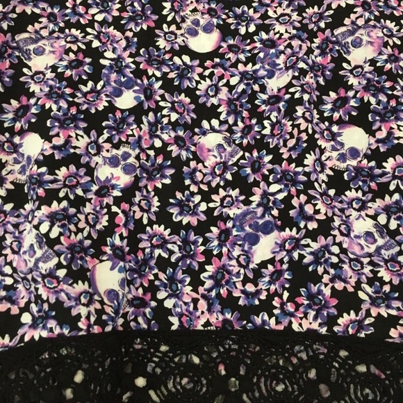 Black & Purple Floral Woven Sharkbite Tank Top - Picture 2 of 4