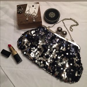 Glamour bundle Includes clutch, earrings and ring