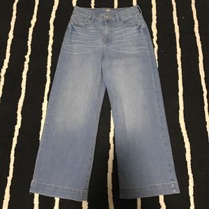 Never worn Old Navy sz2 crop jeans Never worn Old Navy sz2 crop jeans