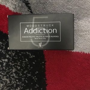 Younique Moodstruck Addiction shadow palette 5