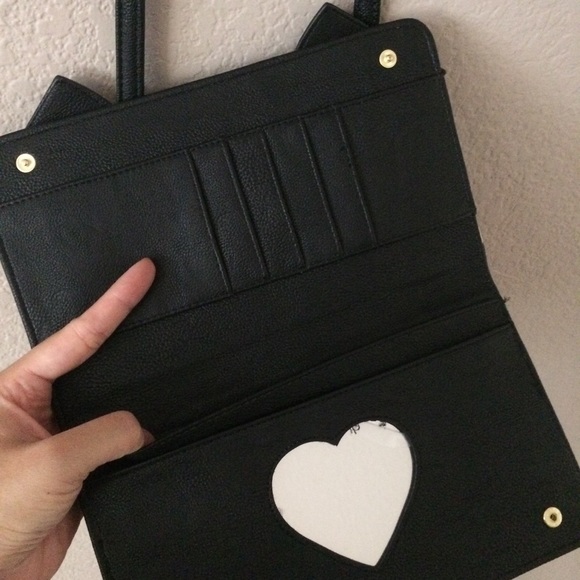 Betsey Johnson black floral crossbody pearl bow - Picture 4 of 6