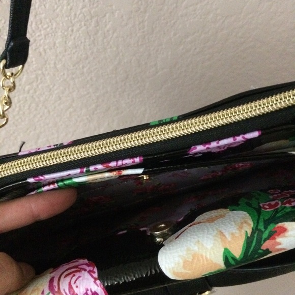 Betsey Johnson black floral crossbody pearl bow - Picture 5 of 6