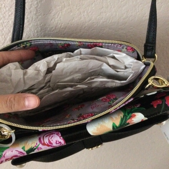 Betsey Johnson black floral crossbody pearl bow - Picture 6 of 6