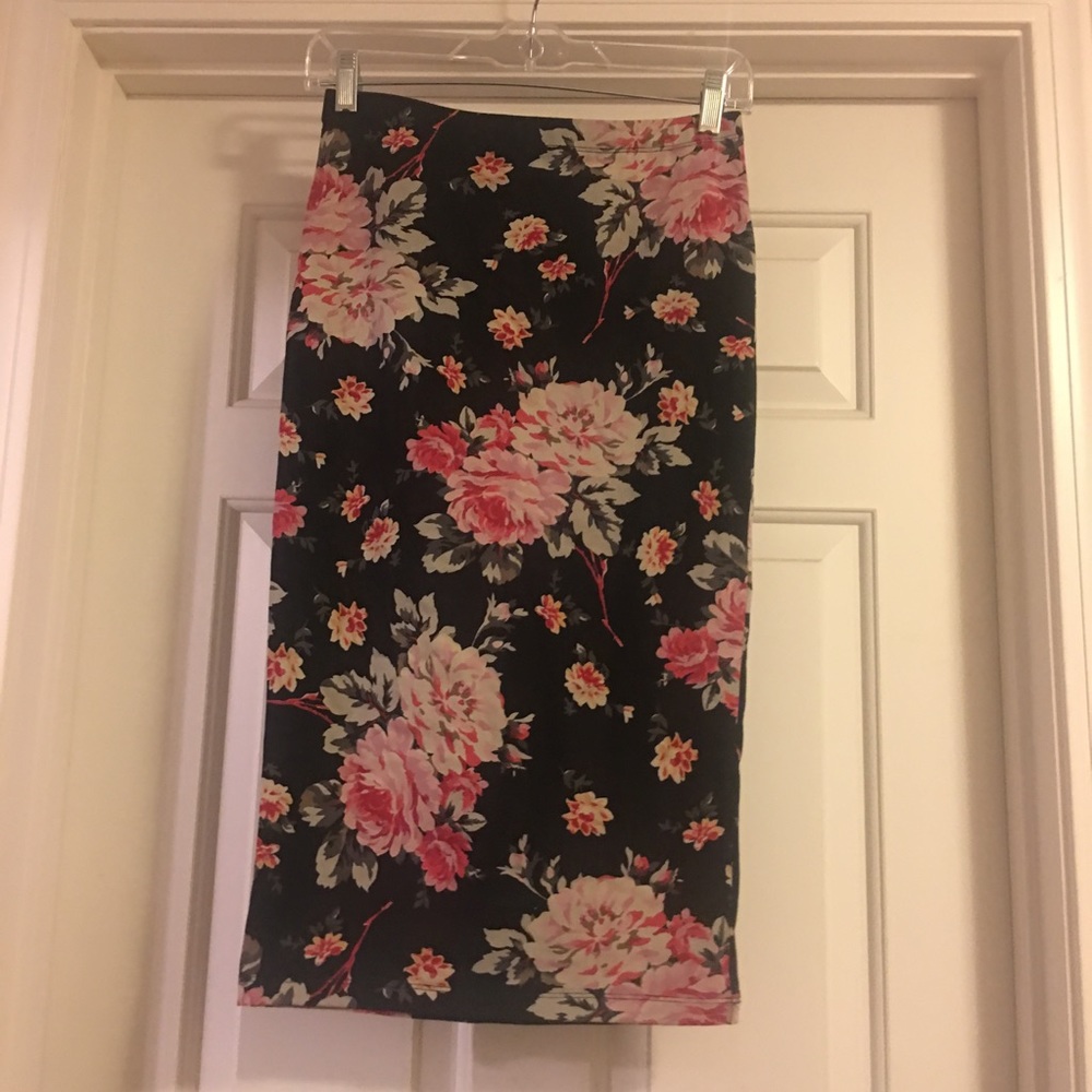 Express cotton and spandex floral pencil skirt.