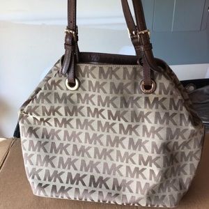 Michael kors logo purse